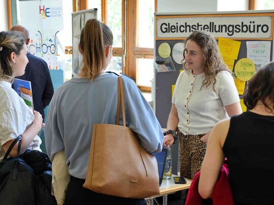 Eine Mitarbeiterin der PH berät zu den verschiedenen Zusatzqualifikationen.