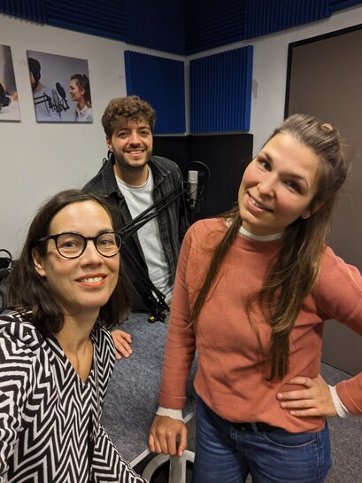Zu sehen ist das Podcast-Team mit Birgitta Hohenester, Max Wetterauer und Antonia Schnura.