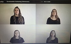 Vier Frauen, die in die Kamera blicken