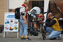 Das Foto zeigt ein Fahrrad von hinten, welches gerade inspiziert wird. Die Aufnahme entsand am Fahrradaktionstag der PH.