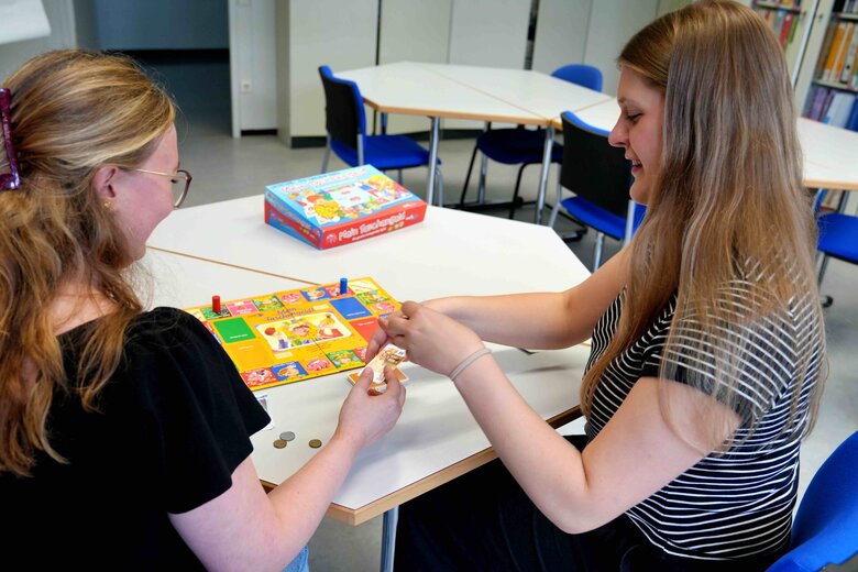 zu sehen sind Studierende in der didaktischen Werkstatt