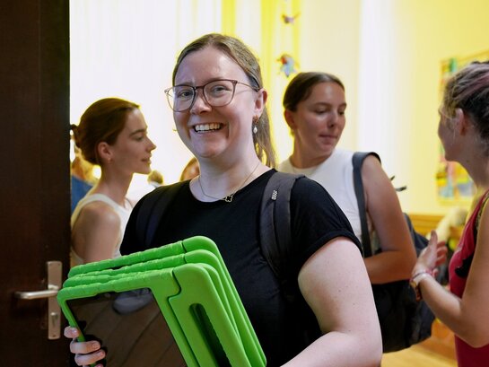 Das Foto zeigt eine Person mit zwei Tabletts in der Hand.