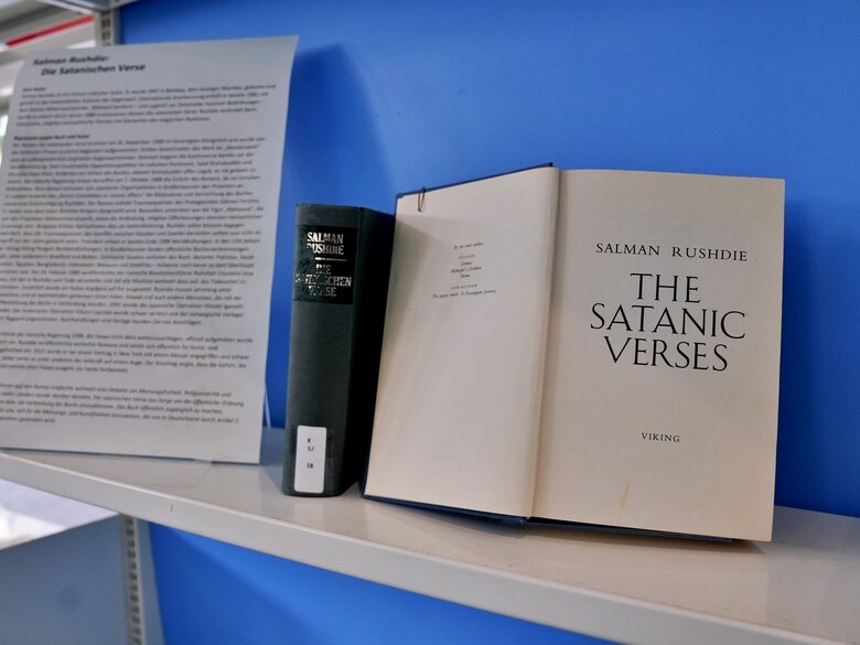 Zu sehen ist das Buch Die Satanischen Verse
