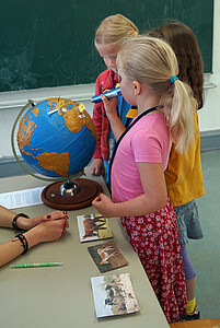 Schüler*innen mit Globus