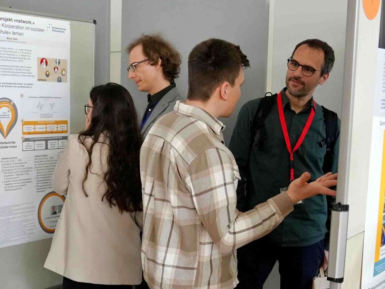 Personen im Gespräch auf einem Kongress.