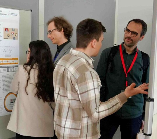 Personen im Gespräch auf einem Kongress.