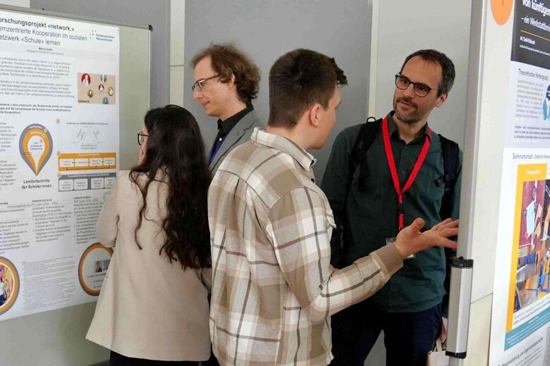 Personen im Gespräch auf einem Kongress.