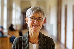 Prof. Dr. Birgit Werner als Portraitbild im Altbau