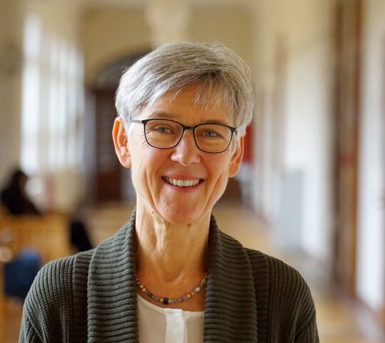 Prof. Dr. Birgit Werner als Portraitbild im Altbau