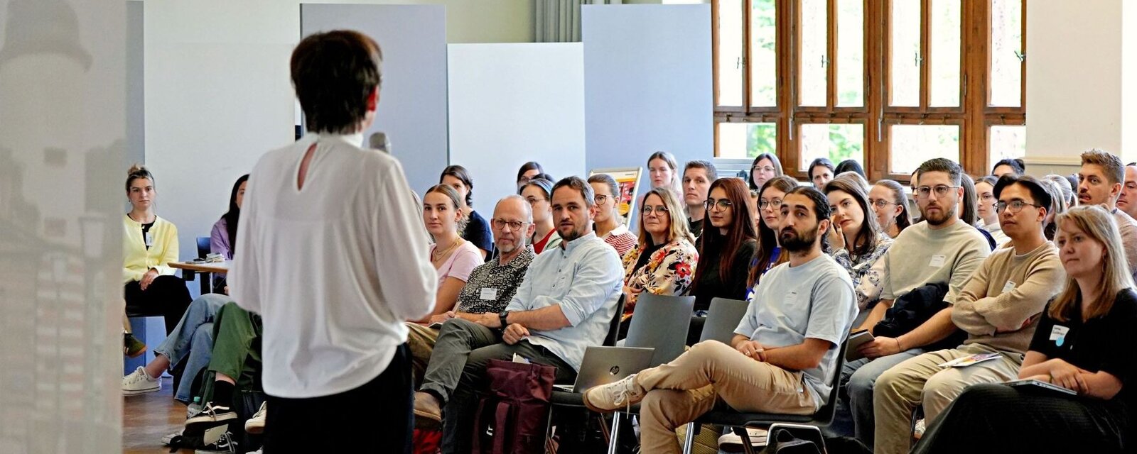 Zu sehen sind Mitarbeitende der PH Heidelberg beim Fachtag Demokratiebildung als Teil der Weiterbildungsnagebote an der PH.