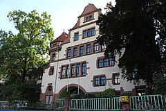 Das Bild zeigt den Altbau der Pädagogischen Hochschule Heidelberg von außen.