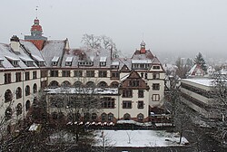 Auf dem Bild sieht man den verschneiten Altbau der PH.