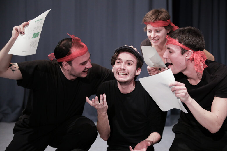 Schauspieler der Theatergruppe der Pädagogischen Hochschule Heidelberg sind bei einer Aufführung zu sehen.