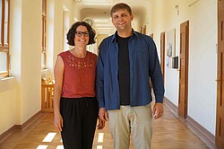 Das Bild zeigt Christina Mechler und David Dörrer im Altbau der PH. Copyright Pädagogische Hochschule Heidelberg