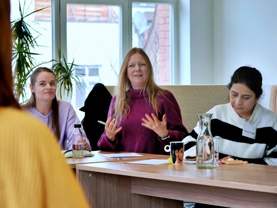 Das Foto zeigt Professorin Dr. Steffi Sachse mit Teilnehmer:innen der Weiterbildung "Qualifizierung zur Fachkraft Sprache und Kommunikation".