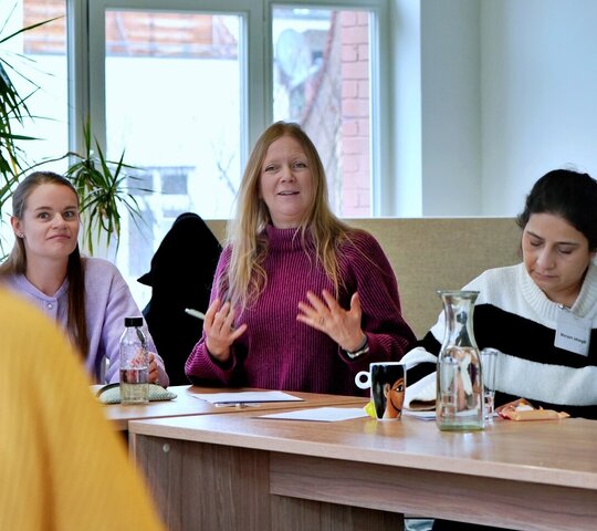 Das Foto zeigt Professorin Dr. Steffi Sachse mit Teilnehmer:innen der Weiterbildung "Qualifizierung zur Fachkraft Sprache und Kommunikation".