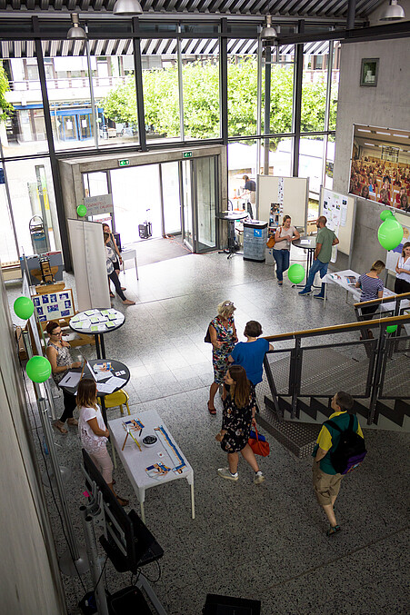 Foyer des Hörsaalgebäudes der Hochschule.