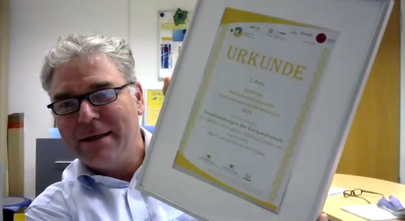 Alexander Siegmund mit einer Lehrpreis-Urkunde