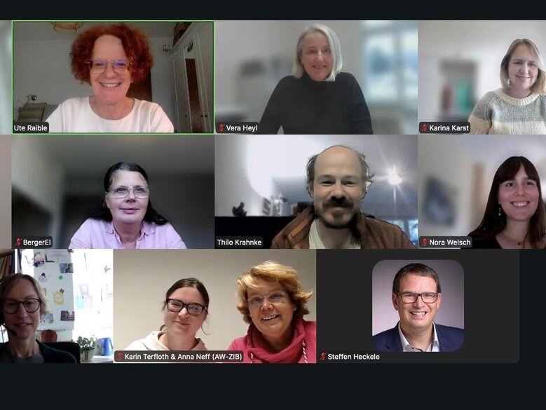 Bildschirmaufnahme der Beirats-Sitzung mit kleinen Kacheln der Teilnehmenden. Alle Anwesenden lächeln in die Kamera.