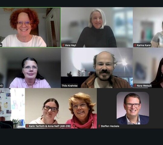Bildschirmaufnahme der Beirats-Sitzung mit kleinen Kacheln der Teilnehmenden. Alle Anwesenden lächeln in die Kamera.