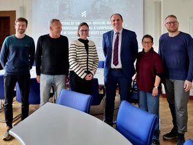 Zu sehen ist die Gruppe um den polnischen Wissenschaftler