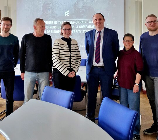 Zu sehen ist die Gruppe um den polnischen Wissenschaftler
