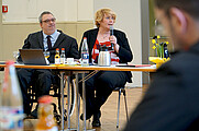 Das Bild zeigt Helmuth Pflantzer und Professorin Dr. Karin Terfloth bei der Vorstellung der Nachqualifizierung.