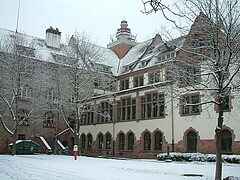 Symbolbild: Altbau der Hochschule im Schnee