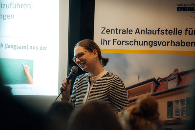 Zu sehen ist Marita Friesen beim Science Slam der PH Heidelberg 2024.