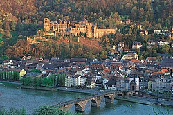 Heidelberger Altstadt samt Schloss im Herbst. 
