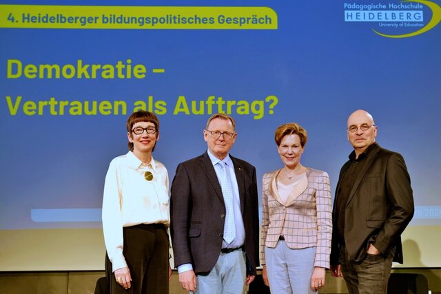 Zu sehen sind von links: Rektorin Vach, die Keynote Speaker Bodo Ramelow und Prof. Dr. med. Dr. Eva Winkler sowie Moderator Armin Himmelrath.