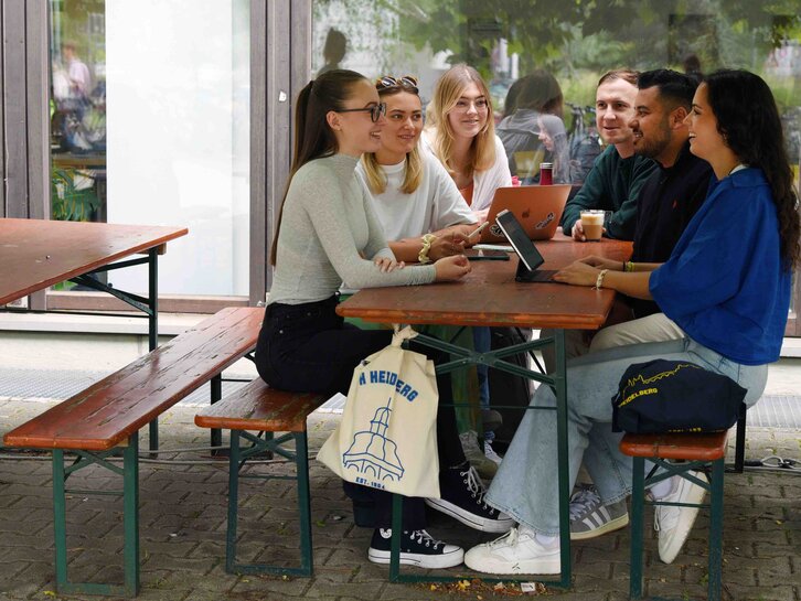 Menschen am Tisch unterhalten sich