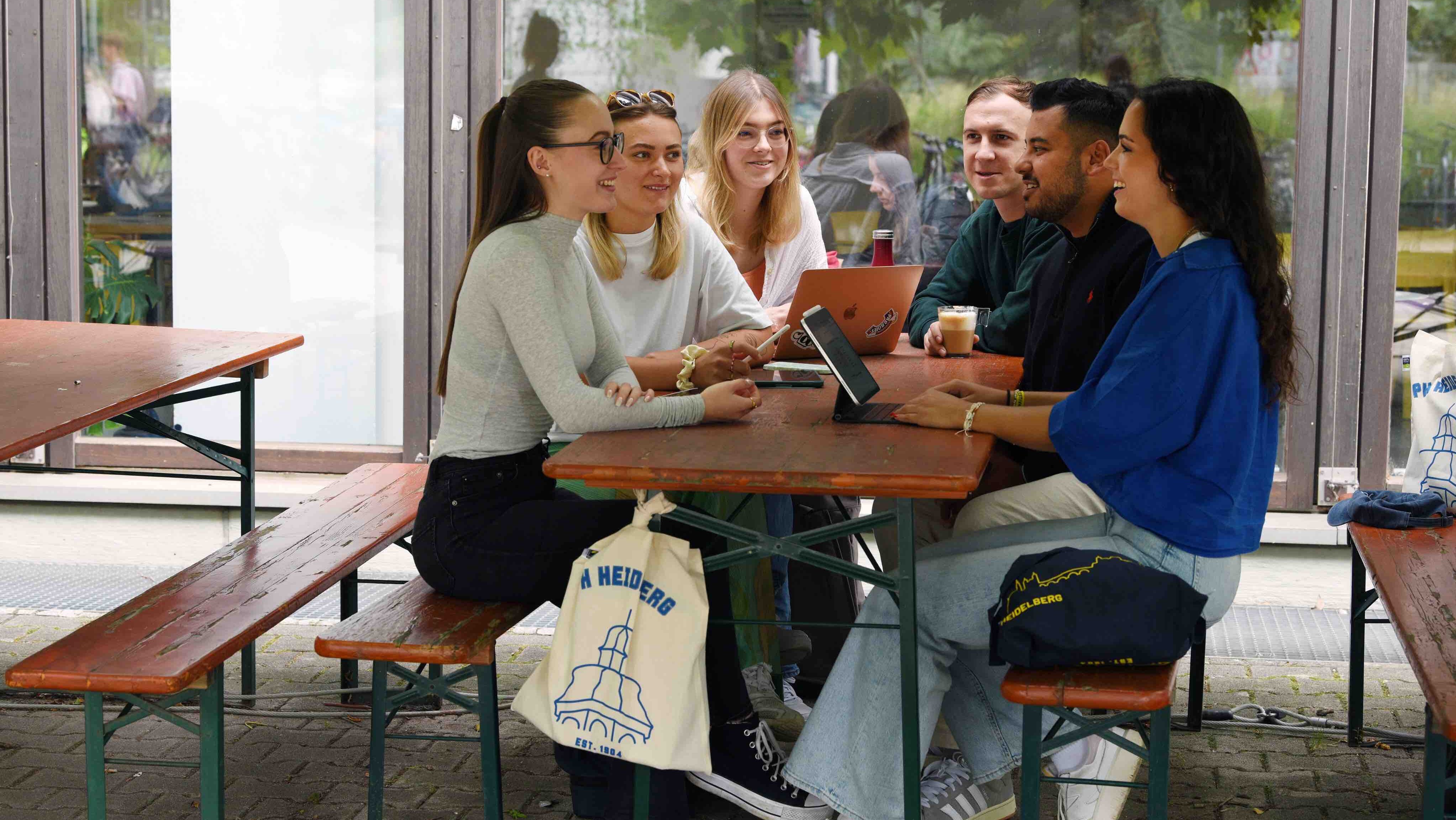 Menschen am Tisch unterhalten sich