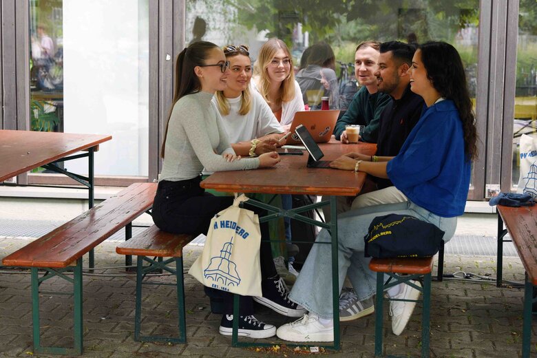 Menschen am Tisch unterhalten sich