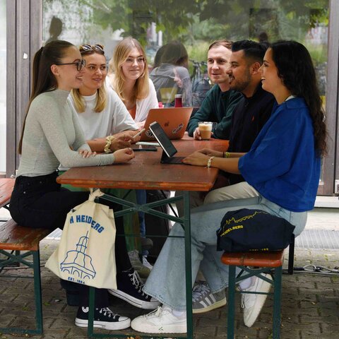 Menschen am Tisch unterhalten sich