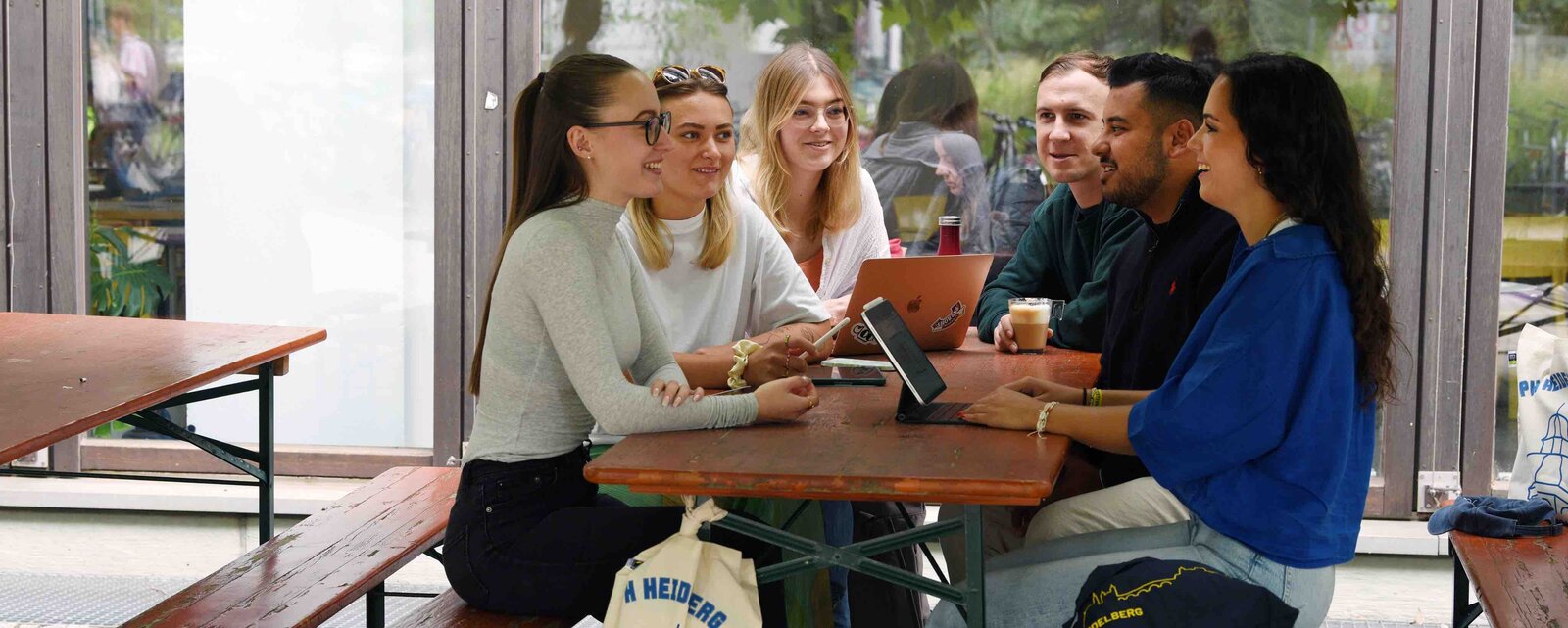 Menschen am Tisch unterhalten sich