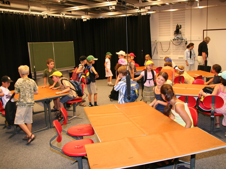 Aufnahmeraum im Medienzentrum, analoger Aufbau zu einem Klassenzimmer, allerdings mit Mikrofonen und Videokameras.