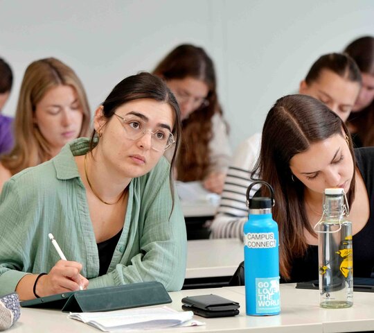 zu sehen sind Studierende in einem Mathe-Seminar