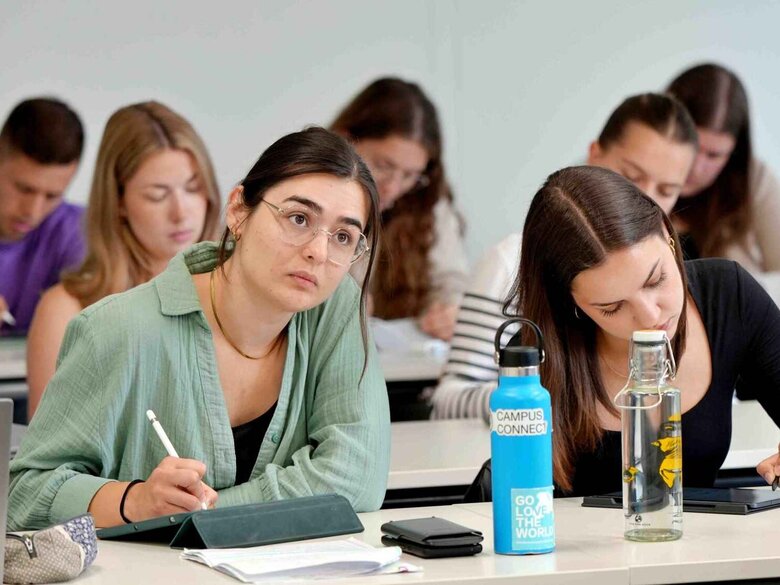 zu sehen sind Studierende in einem Mathe-Seminar