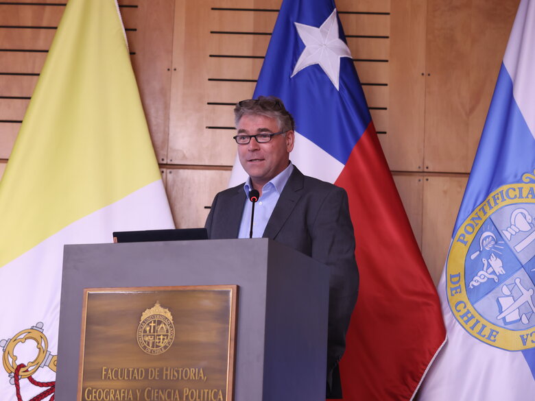 Prof. Dr. Alexander Siegmund am Rednerpult während der feierlichen Auszeichnung in Chile