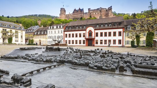 Blick auf das Heidelberger Schloss, im Vordergrund das Blindentastmodell auf dem Karlsplatz