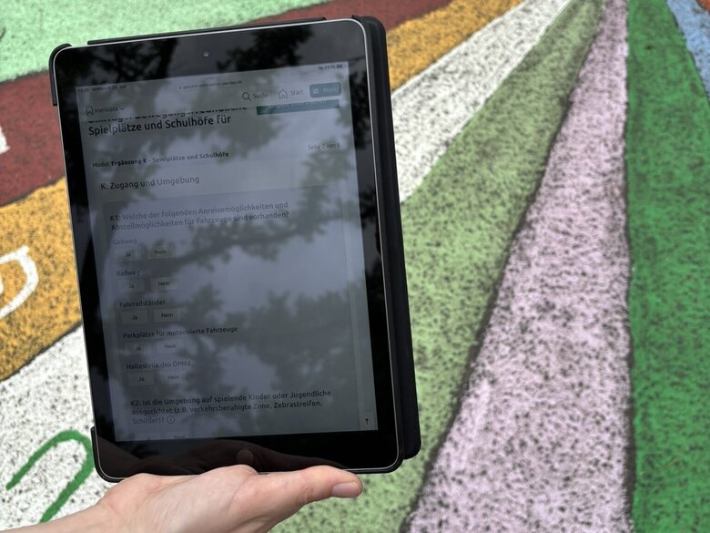 Auf dem Bild ist ein Tablet zu sehen, auf dem das KomBus2.0-Instrument geöffnet ist