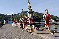 Läufer auf der Heidelberger Brücke beim Heidelberger Halbmarathon.