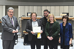 Auf dem Foto sind Menschen die um Norbert Giovannini herum stehen.