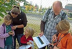 Gruppe von Kindern und zwei Erwachsenen