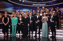Die geehrten Sportler:innen stehen strahlend auf einer Bühne. Das Bild kommt von der Seite www.sportler-des-jahres.de.