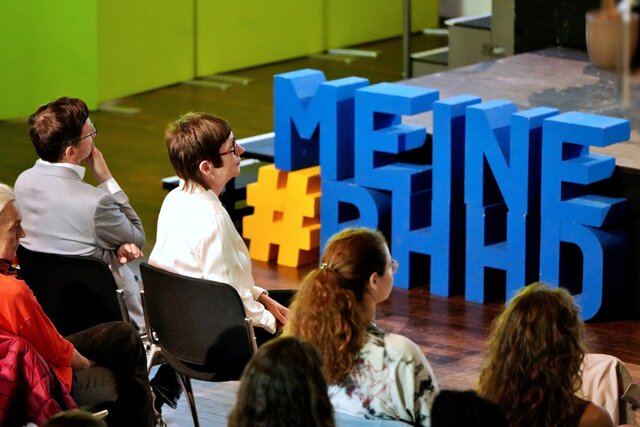 Zu sehen ist das Publikum von hinten sowie Styroporbuchstaben "#MeinePHHD"