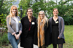 vier lächelnde Frauen auf dem UniWIND-Mentoringprogramms in Leipzig.