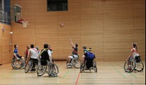 Rollstuhlfahrer:innen spielen Basketball