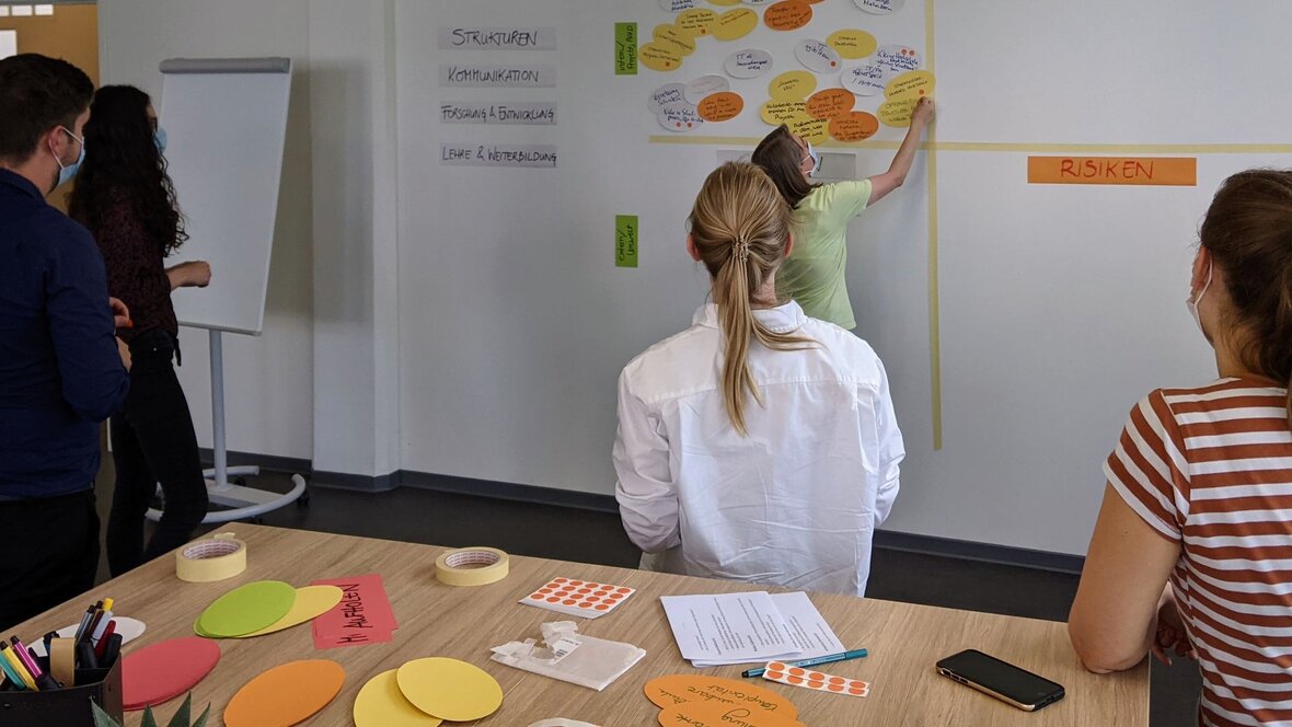 Zu sehen ist das Team von Transfer Together bei einem innovativen Design-Thinking-Workshop.